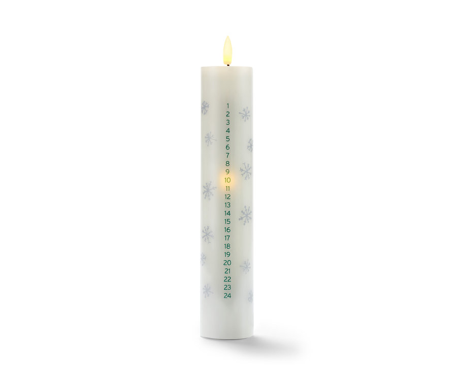 Eine LED-Echtwachs-Adventskalenderkerze mit silbernen Schneeflocken und Zahlen.
