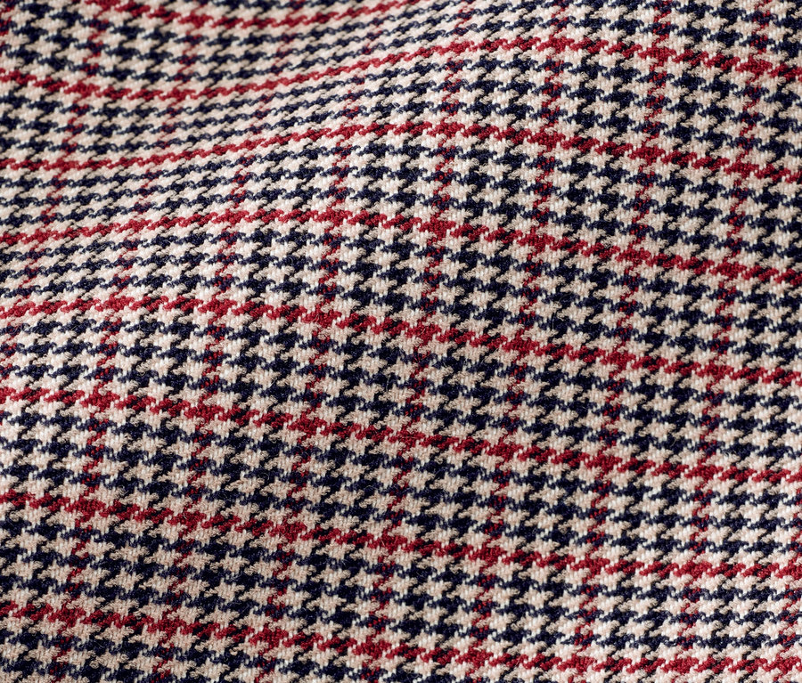 Detailaufnahme einer karierten Stretchhose.
