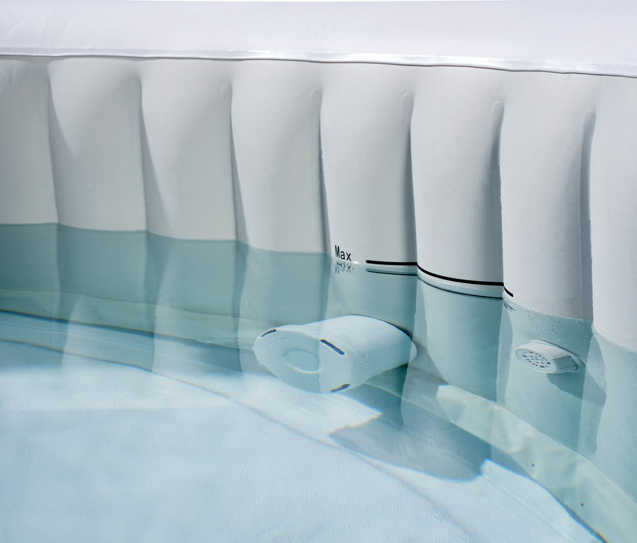 Detailansicht eines mit Wasser gefüllten, weißen EXIT Wood Deluxe Whirlpools für 4 Personen.
