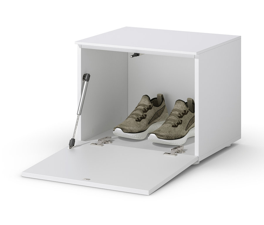 In einer offenen, weißen Sitzbank, ca. 50 cm, steht ein Paar braune Schuhe.