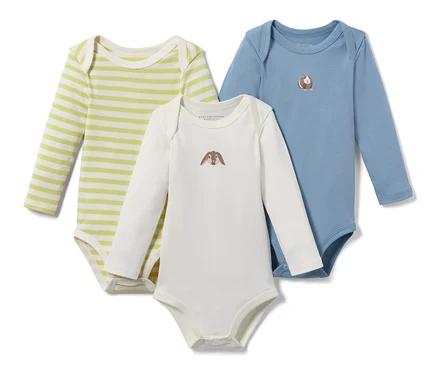 Drei Baby-Langarmbodys: einer grün-weiss gestreift, einer weiss mit Hasenbild und einer blau mit Meerschweinchenbild.