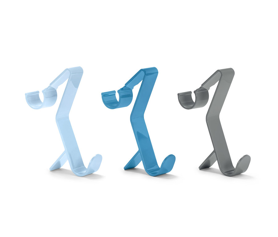 Drei Clip-Haken in Blau, Dunkelblau und Grau.