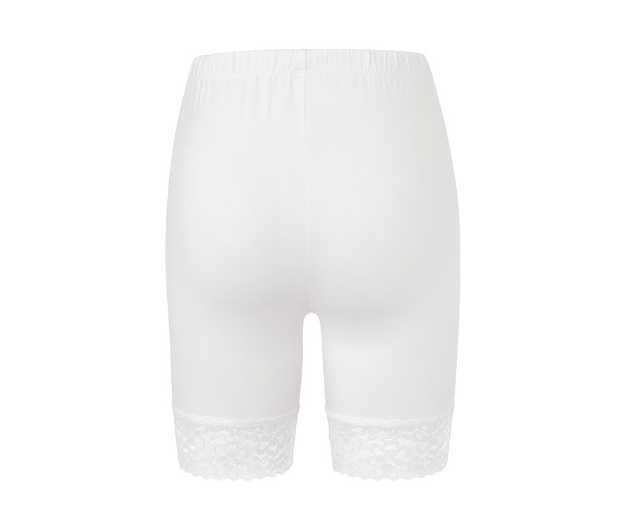 Detailansicht der Rückseite von weißen Radlershorts mit Spitzenborte.
