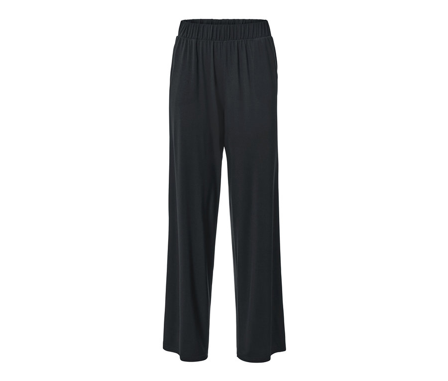 Eine schwarze Palazzohose vor einem weißen Hintergrund.