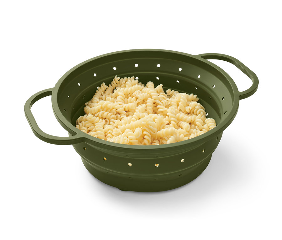 Fusilli-Nudeln in einem grünen Platzspar-Sieb.