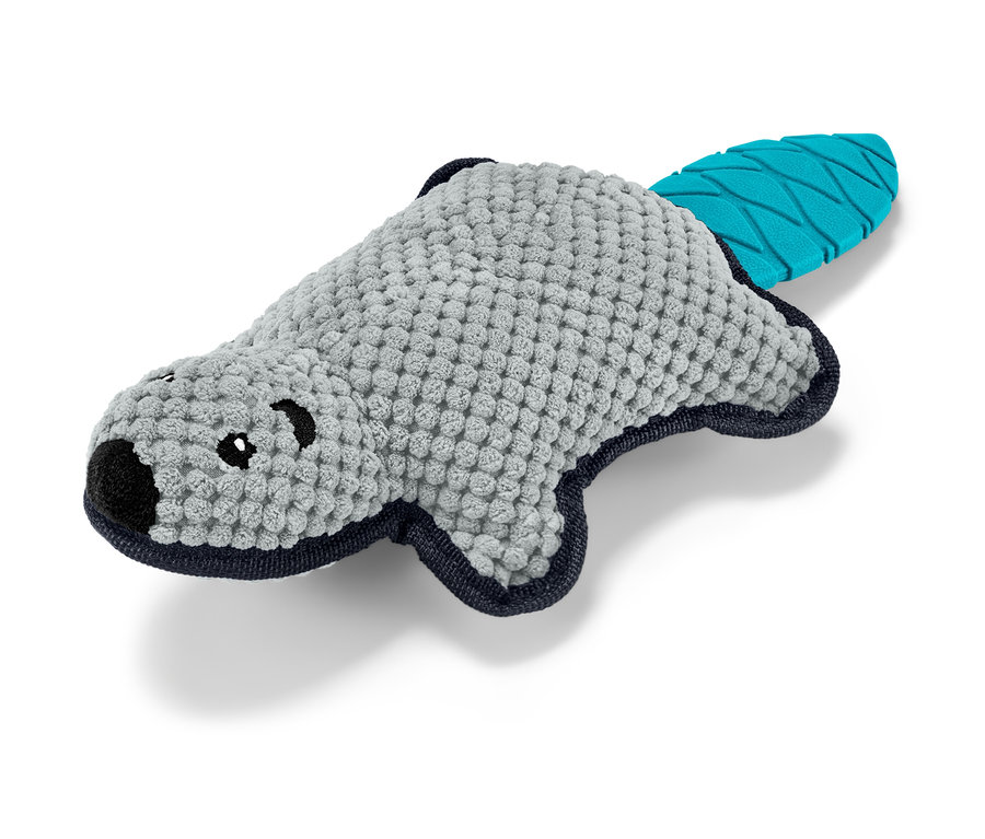 Hunde-Plüschspielzeug »Biber« liegt auf einem weißen Hintergrund.