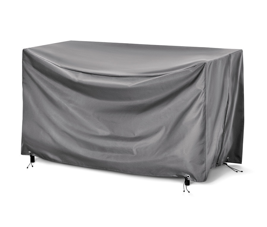 Eine graue Premium-Abdeckhaube für große Lounge-Sofas bedeckt Möbel.