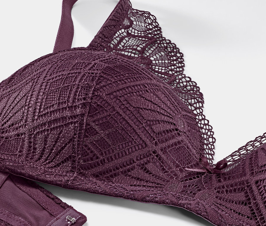 Detailansicht eines auberginefarbenen Softschalen-BHs mit Spitze.