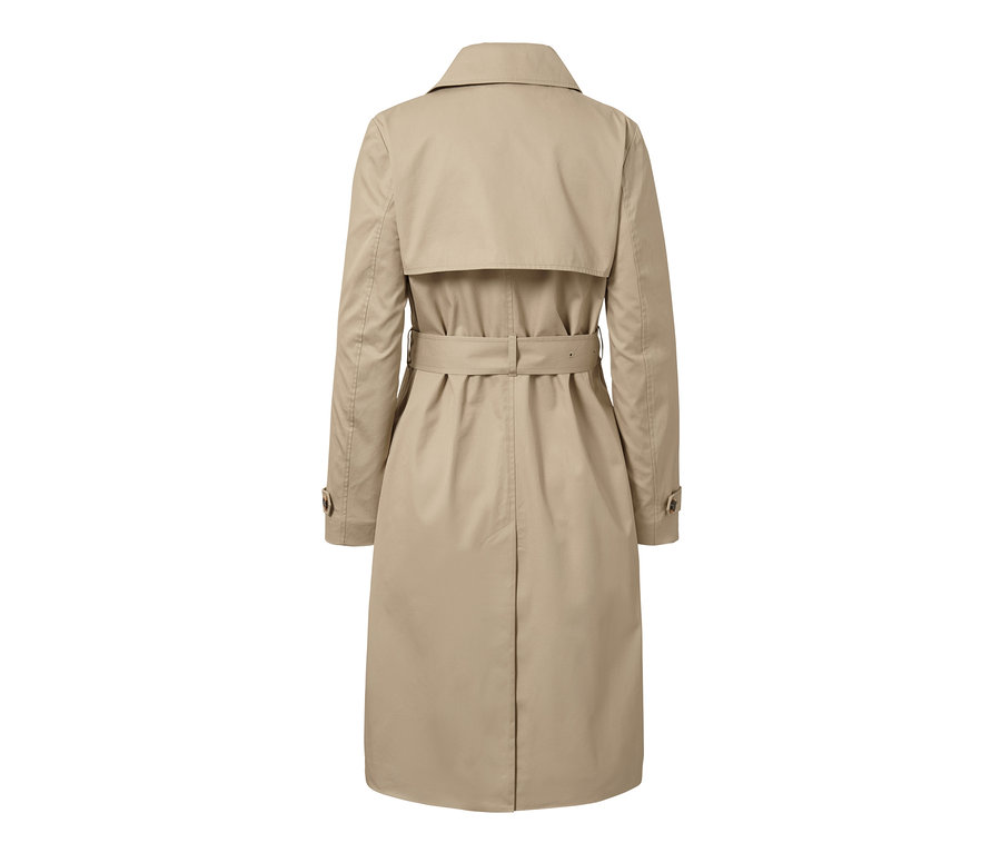 Ein beiger Trenchcoat von hinten.