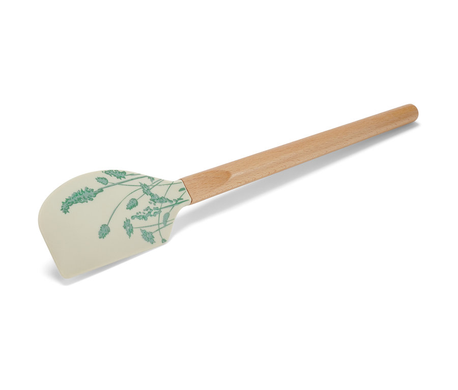 Ein Teigschaber mit hellem Silikonkopf mit Blumenmuster und Holzgriff.