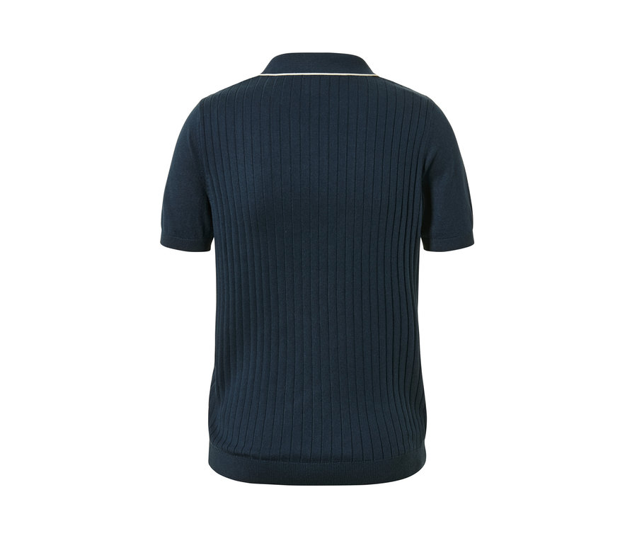 Detailansicht der Rückseite eines Poloshirts.