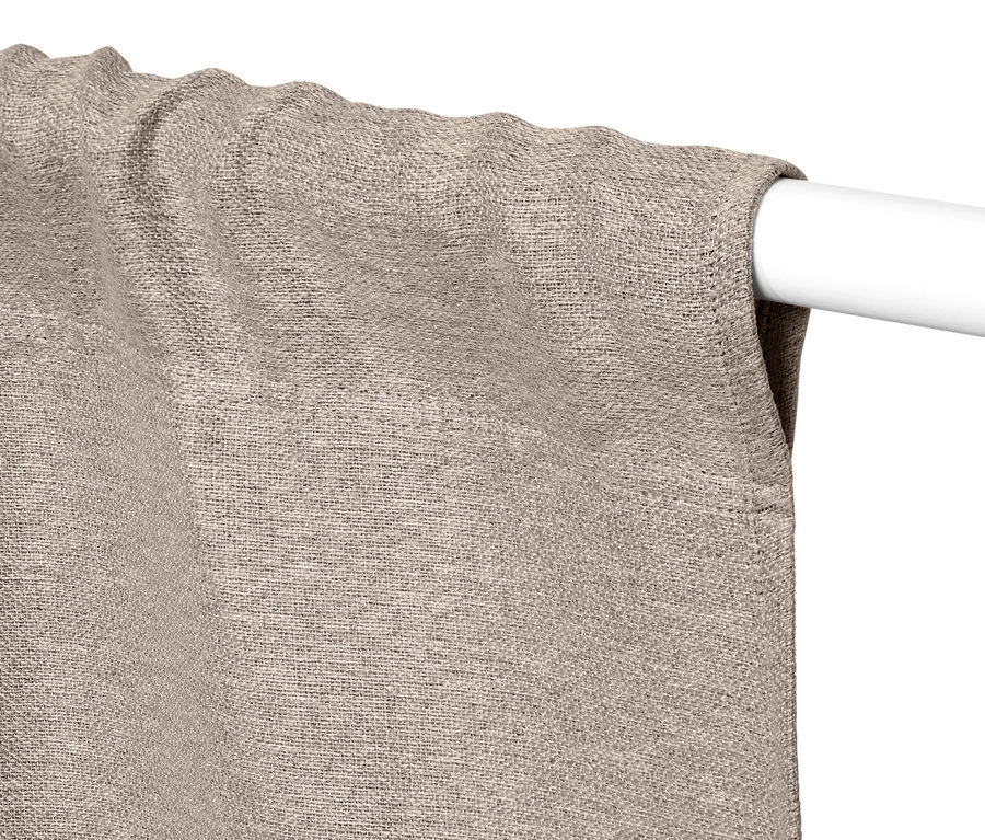 Detailaufnahme eines beigen Verdunkelungs-Vorhangschals (2 Stück) auf einer weißen Stange.