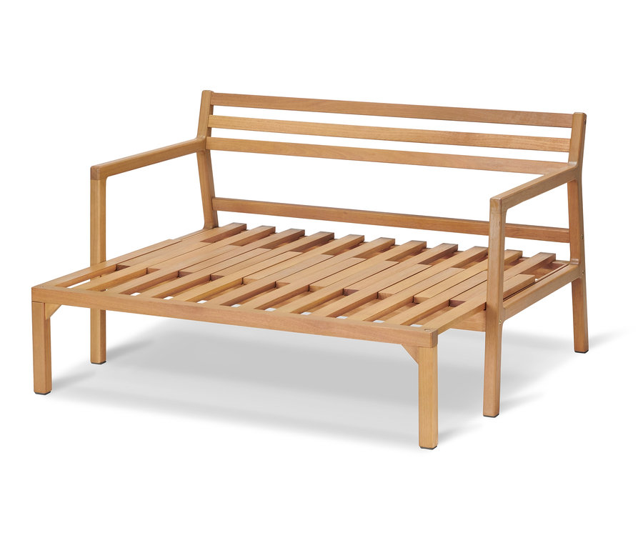 Ein Loungesofa mit ausziehbarem Fußteil aus Eukalyptusholz vor einem weißen Hintergrund.