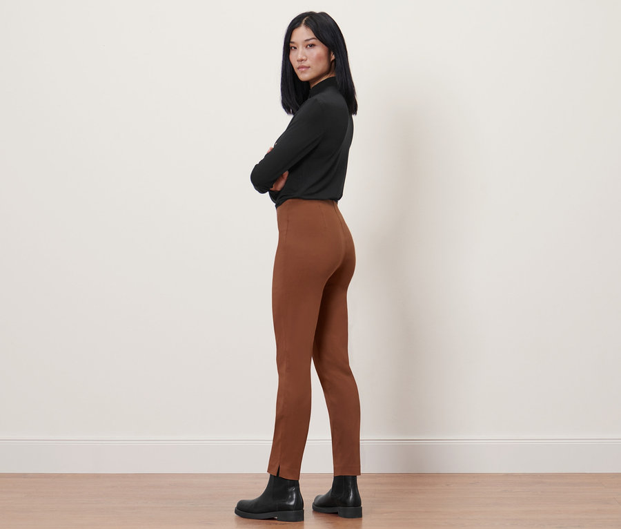 Frau posiert in cognacfarbener Stretchhose.