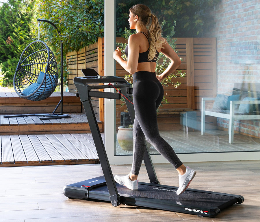 Frau läuft auf dem Christopeit Sport Laufband »TM 2400S«.