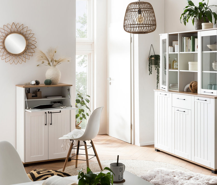 Wohnzimmer mit weißem Sekretär »Jelda«, weißer Kommode und Dekorationen.