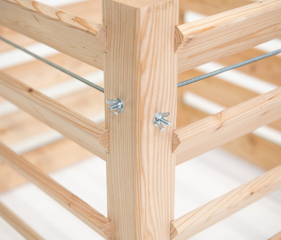 Detail einer Eckverbindung eines Komposters aus Lärchenholz mit Flügelmuttern.