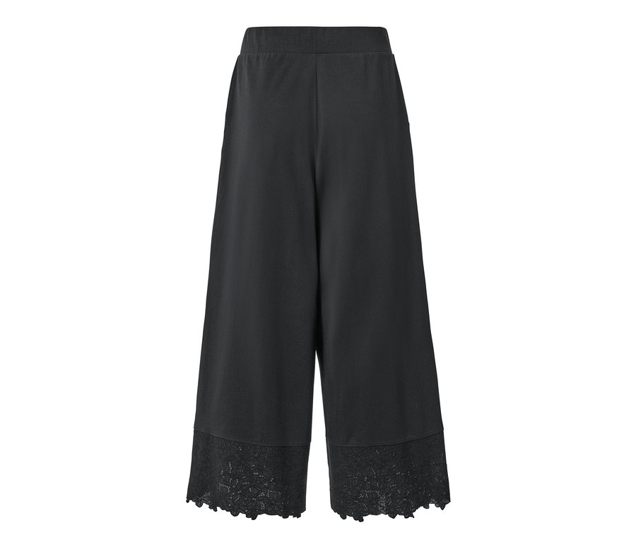 Schwarze Culotte mit Stickerei am Saum.