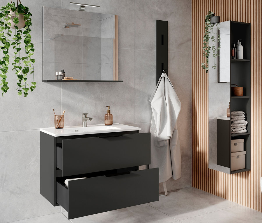 Badezimmer mit Waschbecken, Spiegel und Schrank. Unter dem Waschbecken befindet sich ein schwarzer Dalvik Waschtisch-Unterschrank mit offener Schublade.