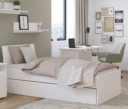 Zimmer mit weißem Bett, Nachttisch, rauch Schreibtisch »Joel« und Kleiderschrank.