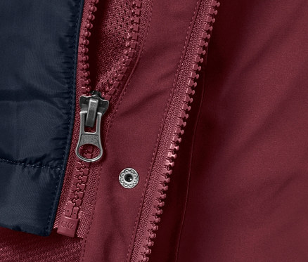 Detailansicht eines roten 3-in-1-Outdoormantels mit Weste, Reißverschluss und Knopf sind sichtbar.