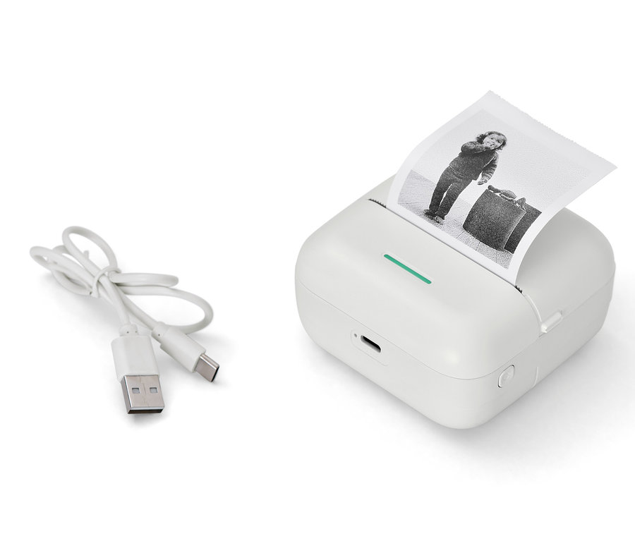 Ein weißer Mini-Thermodrucker mit einem gedruckten Schwarzweißfoto und einem USB-Kabel.