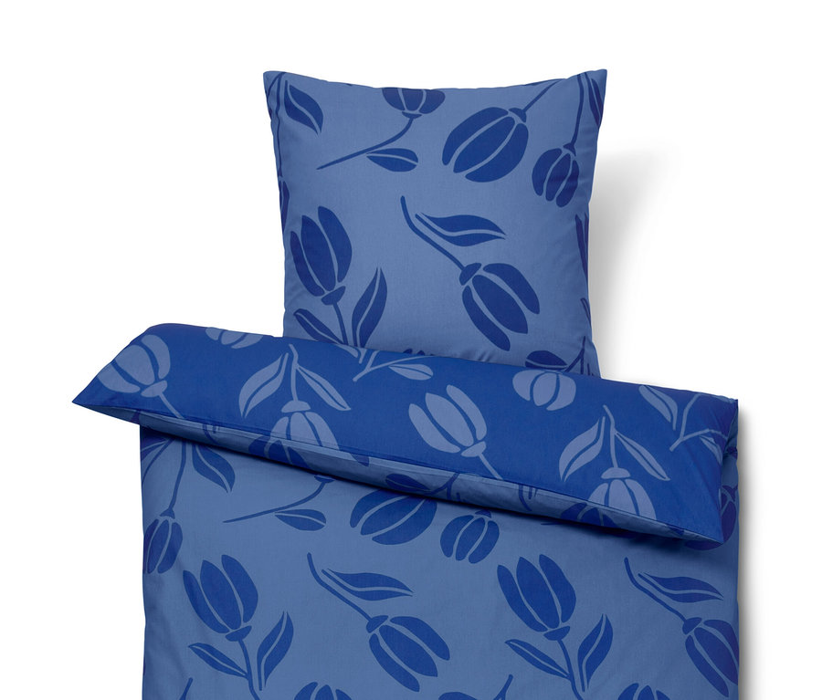 Blaue Renforcé-Bettwäsche, floral, in Normalgröße und Übergröße.