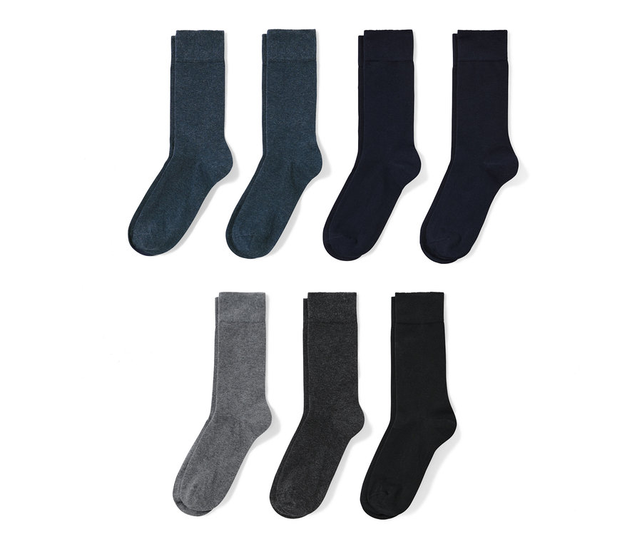 Sieben Paar Socken in verschiedenen Farben.