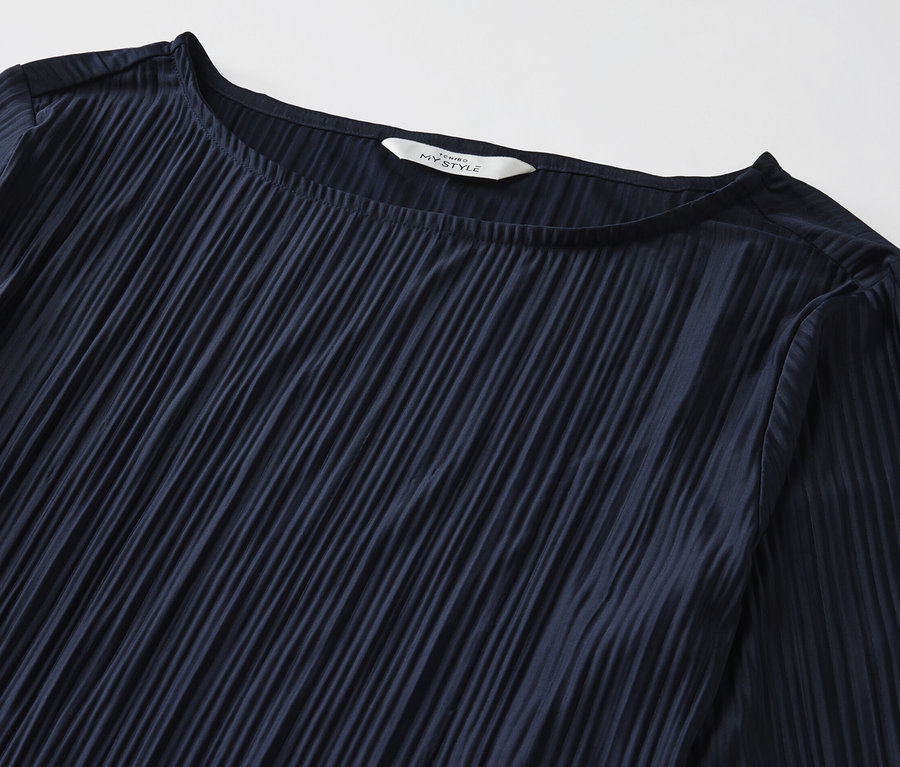 Detailaufnahme eines blauen Plissee-Blusenshirts.