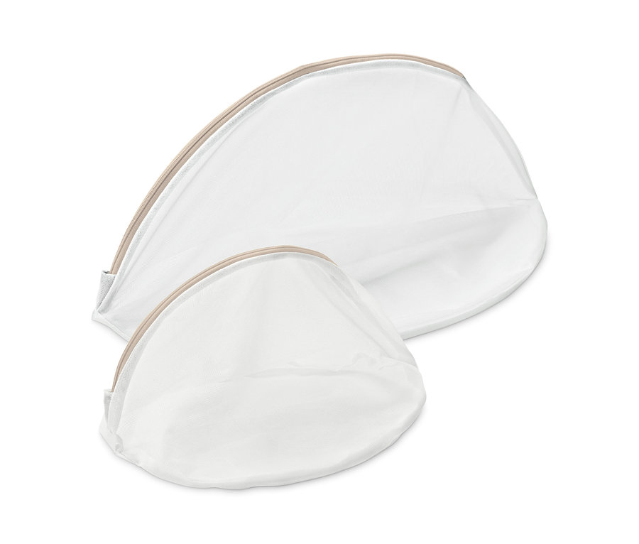 Zwei weiße Wäschenetze mit Reißverschluss.