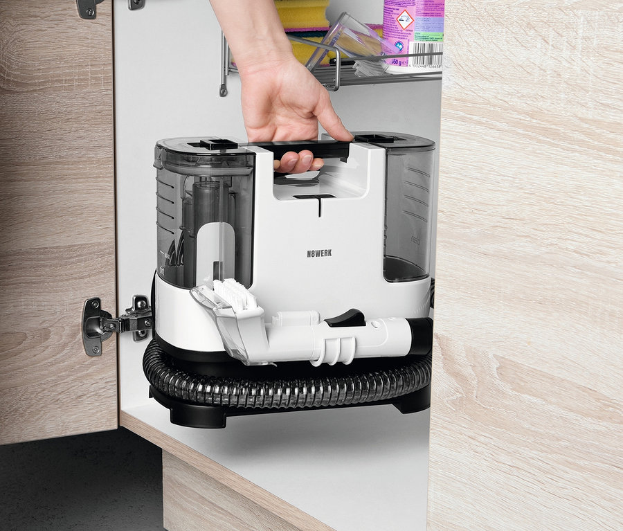 Person nimmt N8Werk Teppich- und Polsterreiniger »3522« aus einem Holzschrank.