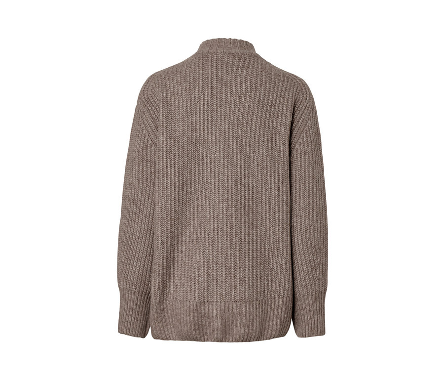 Detailansicht der Rückseite eines braunen Grobstrick-Cardigans mit Wolle.