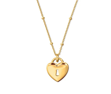 Eine goldene 925 Silber Kette Herz hängt vor einem weißen Hintergrund.