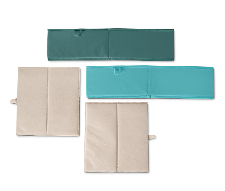 Zwei große Schubladen-Ordnungsboxen, eine grüne und eine türkisfarbene, sowie zwei weitere ausgeklappte beige Boxen.