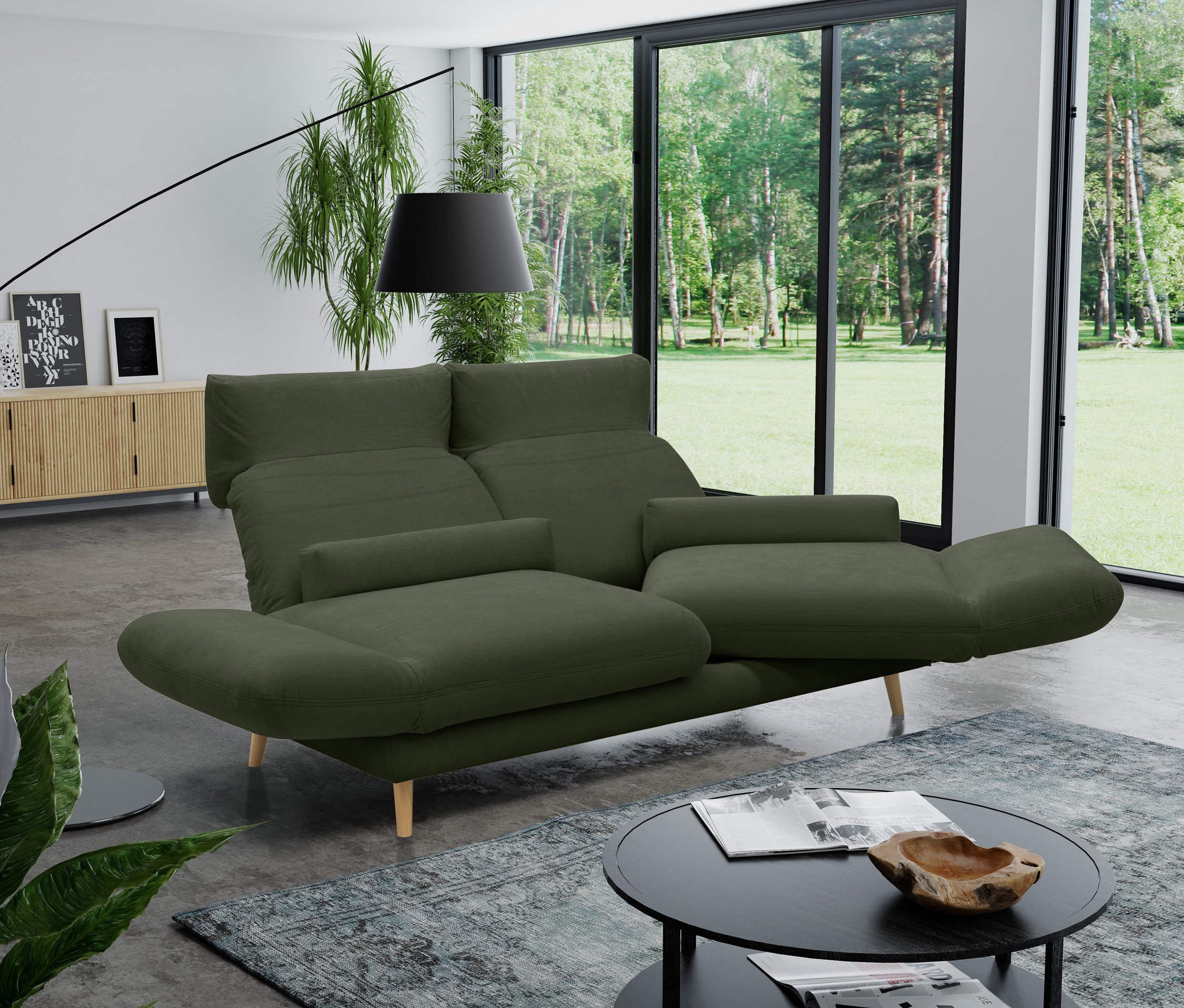 Drehbares grünes 2-Sitzer-Sofa »Malaga« von DOMO collection steht im Wohnzimmer.