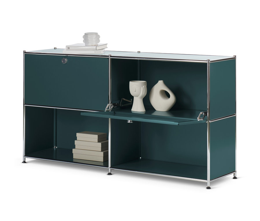 Türkisgrünes Sideboard »CN3« mit geöffnetem Klappfach und Dekorationen.