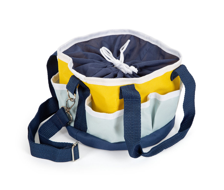 Draufsicht auf eine small foot Spielzeug-Pferdepflege-Set mit Tasche, blauem Innenraum, gelbem Oberteil und hellblauen Außentaschen.