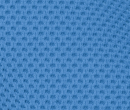 Detailaufnahme eines kühlenden Sporthandtuchs in Himmelblau.