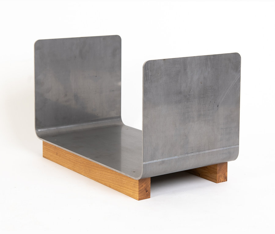 Kaminholzregal aus Metall mit Holzsockel auf weißem Hintergrund.