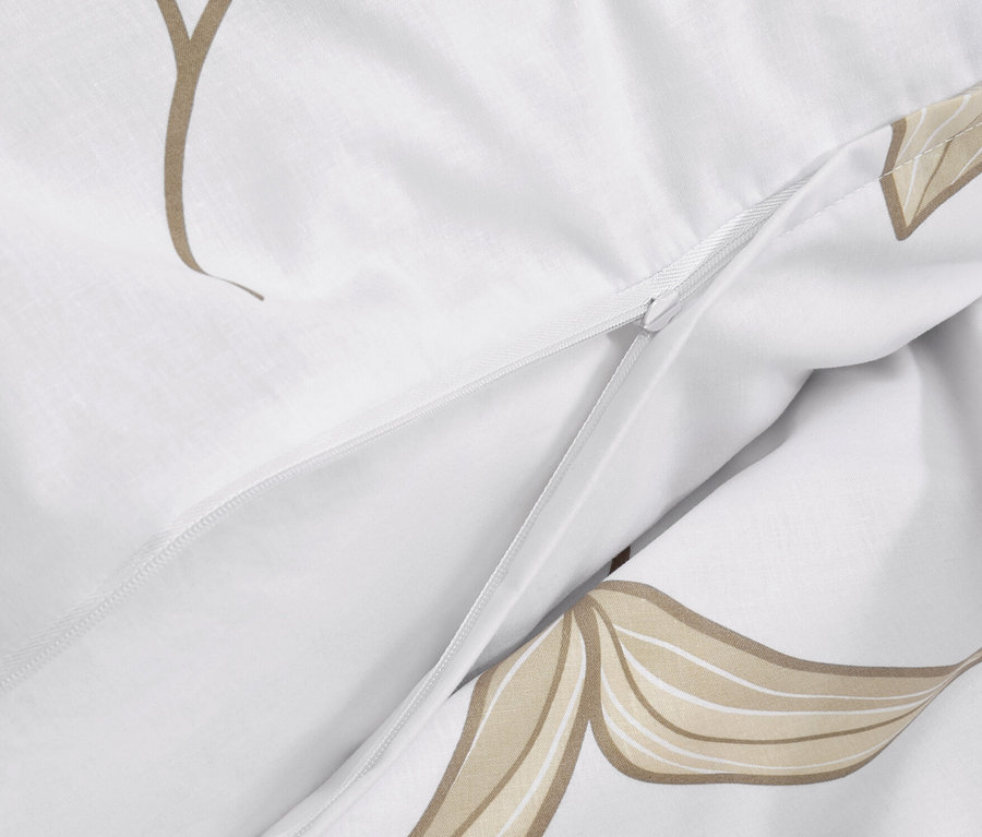 Detailansicht von Renforcé-Bettwäsche mit Reißverschluss und beigem Blumenmuster.