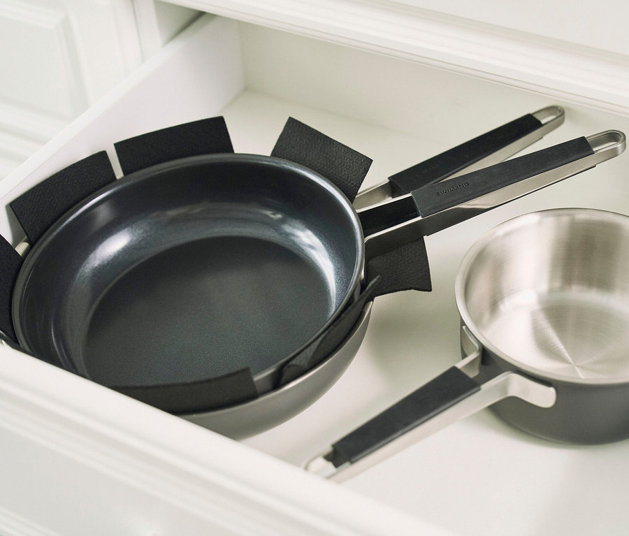 In einer offenen Schublade liegen eine ZWILLING Edelstahl-Bratpfanne, ca. 28 cm, und ein kleiner Edelstahl-Topf.
