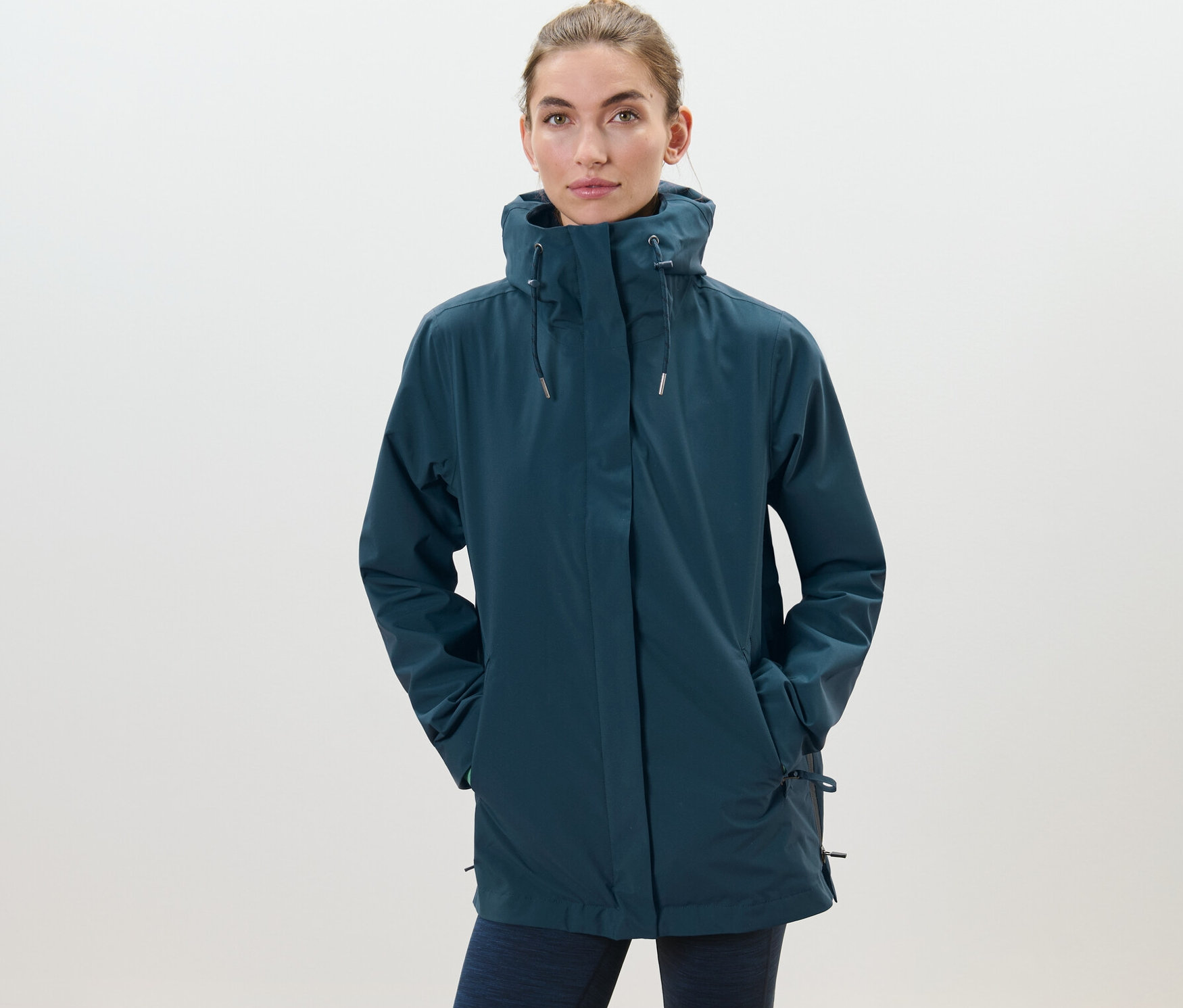 Frau trägt eine 3-in-1-Regenjacke.