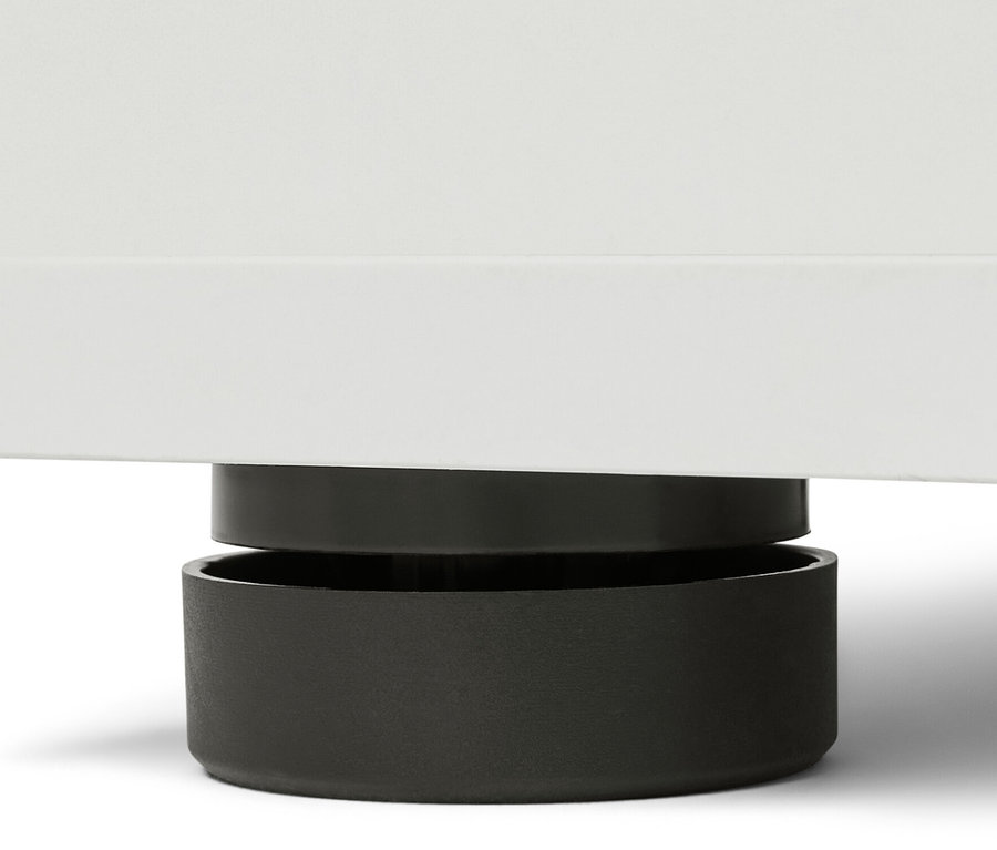 Detailaufnahme vom Fuß eines Waschmaschinenregals mit seitlichem Stauraum.