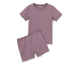 Ein kurzer Kinderpyjama in Lila mit dekorativen Rüschen.