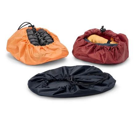 Drei Packsäcke in Orange, Burgunderrot und Dunkelblau.