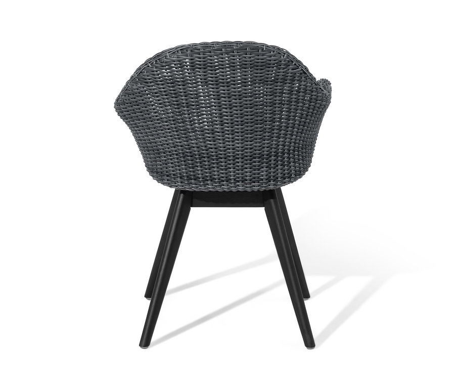 Rückansicht eines Schalenstuhls mit Polyrattangeflecht.