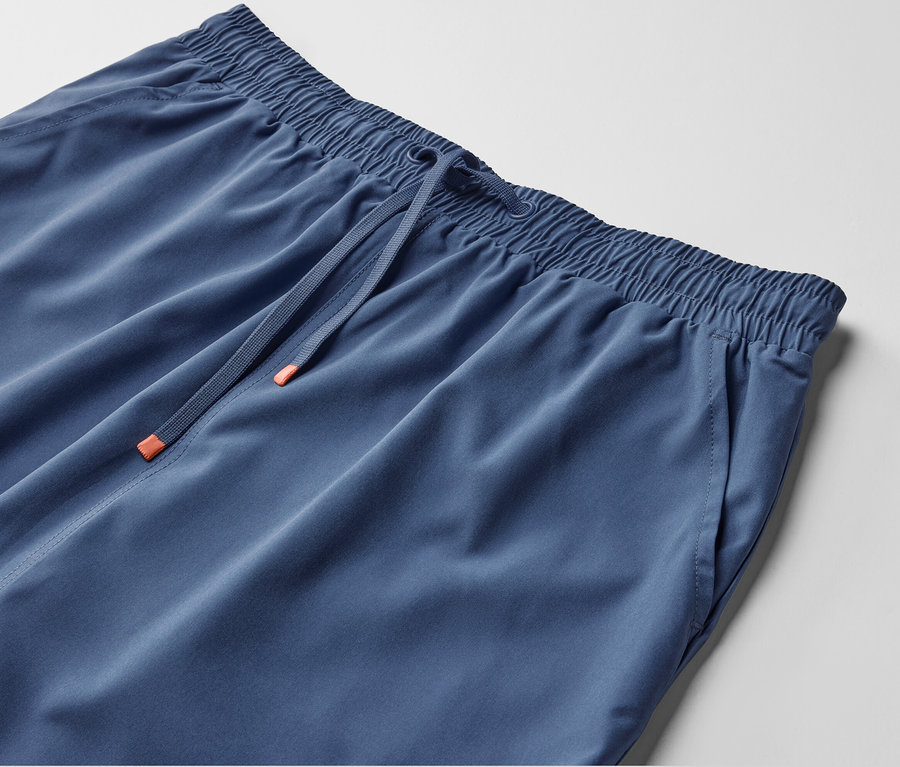 Blaue Funktionsrockshorts mit elastischem Bund und Kordelzug.