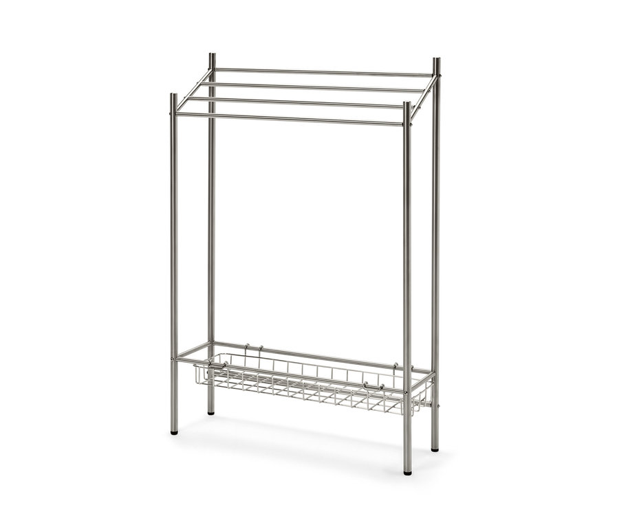 Ein silberner Handtuchhalter aus Metall mit drei Stangen oben und einem Drahtkorb unten.