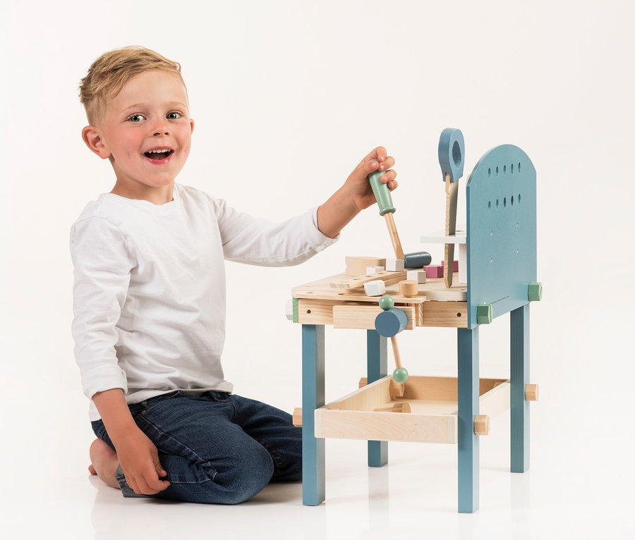 Ein Junge spielt mit der small foot Werkbank kompakt »Nordic«.
