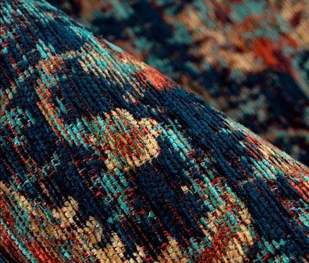 Detailaufnahme eines Kurzflorteppichs "Charme 225" in Multi/Blau.